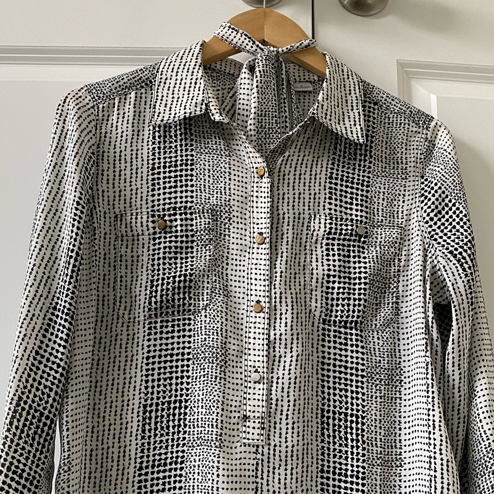 Versatile blouse with neck tie/belt included